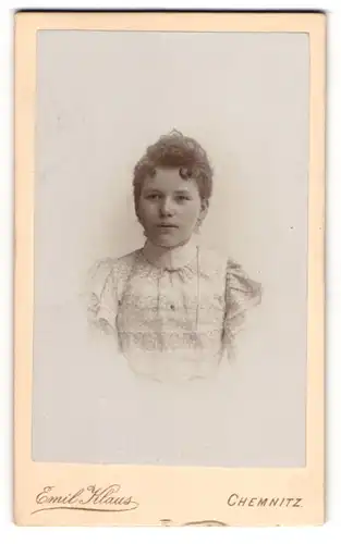 Fotografie Emil Klaus, Chemnitz, junge Frau im hellen Kleid mit Locken