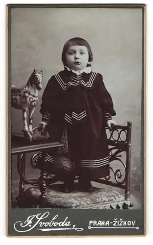 Fotografie J. Svoboda, Prag, junges Mädchen im dunklen Kleid mit Spielzeugpferd