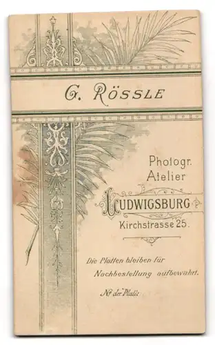 Fotografie G. Rössle, Ludwigsburg, Dame im dunklen Kleid mit Brosche