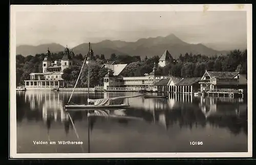 AK Velden am Wörthersee, Ortsansicht mit Segelboot