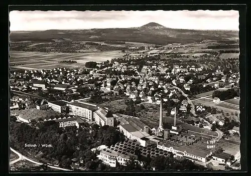 AK Salach /Württ., Ortsansicht mit Fabrik und Berg aus der Vogelschau