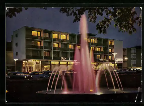 AK Reutlingen, Springbrunnen am Listplatz mit Parkhotel bei Nacht