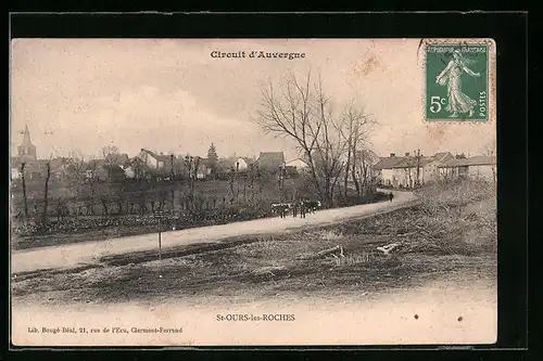 AK St-Ours-les-Roches, Strassenpartie mit Anwohnern