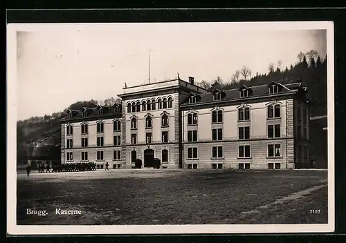 AK Brugg, Kaserne mit marschierender Soldatengruppe