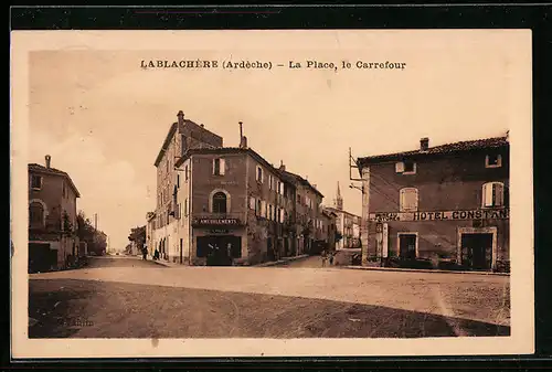 AK Lablachère, La Place, le Carrefour