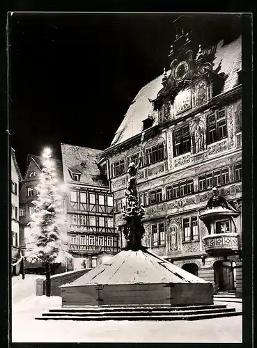 AK Tübingen, Marktbrunnen mit Rathaus und Tannenbaum im Schnee