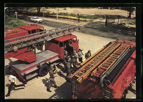 AK Feuerwehrwagen der DDR mit Feuerwehrleuten