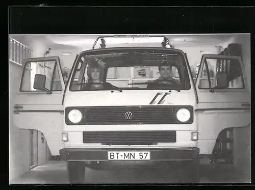 AK VW Transporter mit Paar am Steuer in der Werkstatt