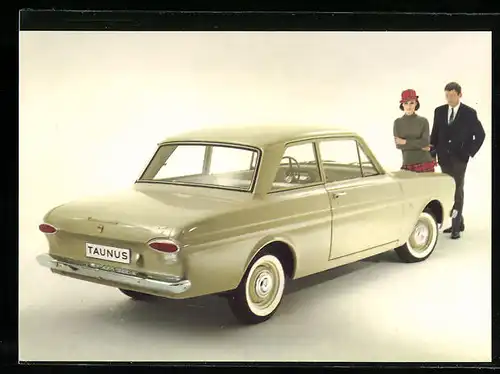 AK Goldbeiger Ford Taunus 12 M mit glücklichen Besitzern