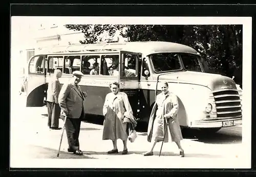 Foto-AK Ausflugsteilnehmer neben ihrem Autobus