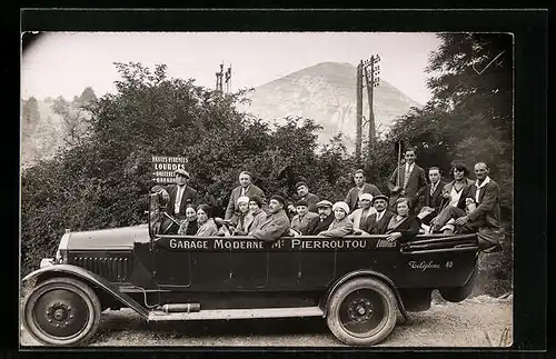 Foto-AK Lourdes, Omnibus der Garage Moderne Me. Pierroutou mit Fahrgästen in den Bergen