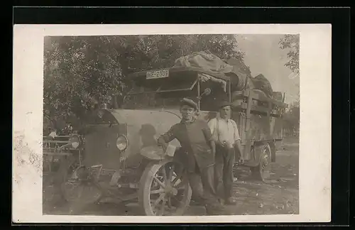Foto-AK Zwei Männer vor einem beladenen Lastkraftwagen