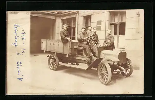 Foto-AK Lehrlingsgruppe auf einem kleinen Lastkraftwagen