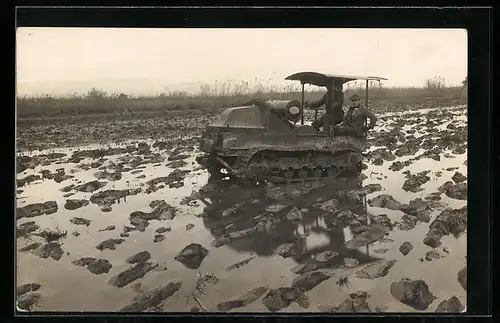 AK Arbeiter in einem Kettenfahrzeug auf einem unter Wasser stehenden Feld