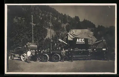 Foto-AK Anhänger-Fahrzeug der AEC Unionwerke mit Gruppe im Gebirge