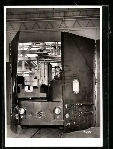 Foto-AK Arbeiter im Lastkraftwagen in der Werkstatt