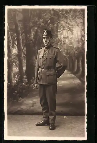 Foto-AK Soldat mit Helm in Uniform
