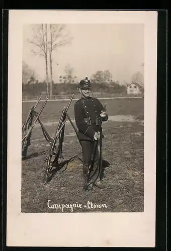 Foto-AK Compagnie-Clown mit Gewehr