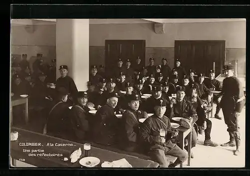 AK Colombier, Soldaten der Schweizer Armee im Speisesaal der Kaserne