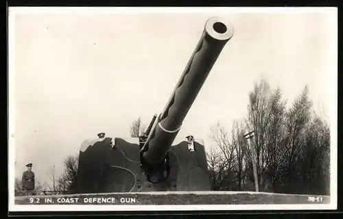 AK Coast Defence Gun, Soldaten in Uniform mit Kanone