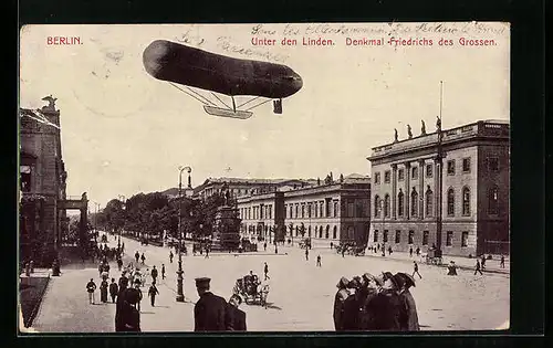 AK Berlin, Unter den Linden, Denkmal Friedrichs des Grossen, Luftschiff