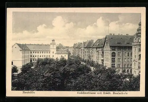 AK Berlin-Neukölln, Boddinstrasse mit Städt. Realschule