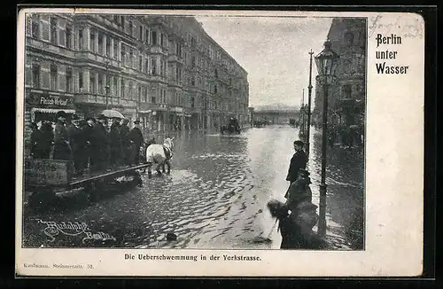 AK Berlin-Kreuzberg, Die Überschwemmung, Yorkstrasse mit Geschäft bei Hochwasser