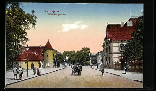 AK Neuruppin, Strassenpartie am Rheinsberger Tor