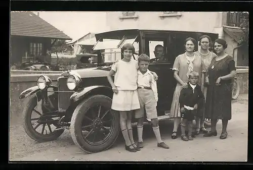 Foto-AK Familie vor Peugeot 201 Auto