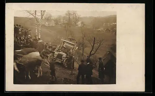 Foto-AK Adler Auto wird den Hang hochgezogen