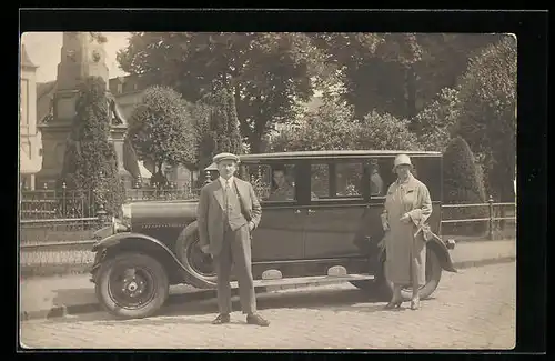 Foto-AK Frau und Mann neben Opel Auto stehend
