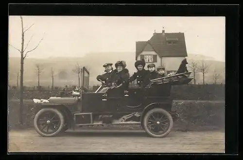 Foto-AK Stolze Familie mit Hund im Auto, Cabriolet