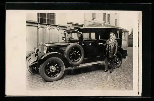 Foto-AK Herr mit Krawatte neben seinem Auto
