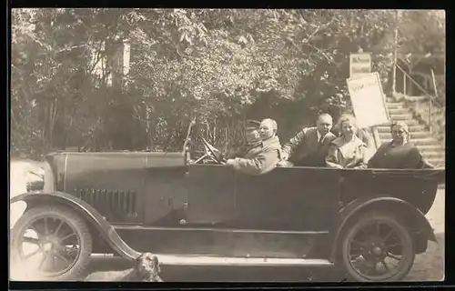 Foto-AK Fahrer mit Gästen des Raiserhofes im Auto, Cabriolet