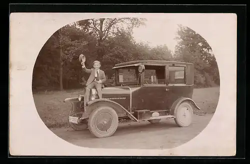 Foto-AK Junge winkt mit Hut und sitzt auf einem Opel Auto
