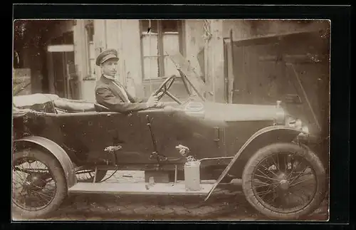 Foto-AK Fahrer in seinem Auto in einer Einfahrt, Cabriolet