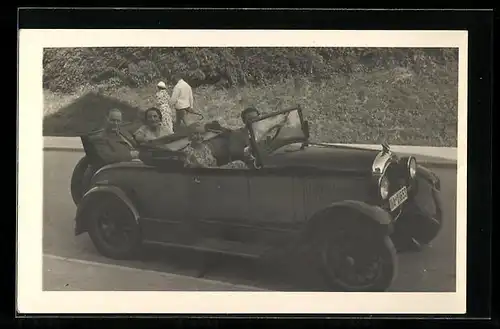 Foto-AK Gesellschaft im Chrysler Auto Modell B-70