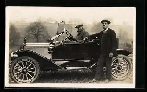 Foto-AK Herr am Steuer eines Autos