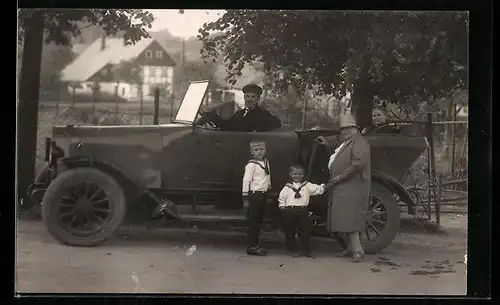 Foto-AK Fahrer mit Familie im Auto