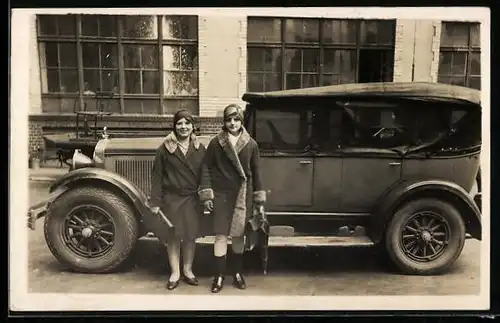 Foto-AK Damen stehen neben einem Auto vor einem Industrie-Gebäude