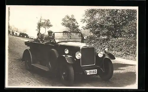 Foto-AK Paar mit Fahrer im Opel Auto, Cabriolet, 1927