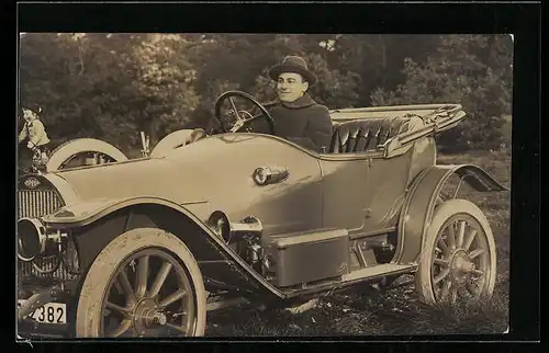 Foto-AK Herr im Opel Automobil, Puppe als Kühlerfigur