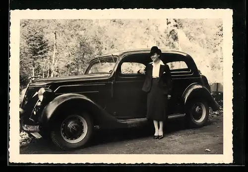 Foto-AK Elegante Dame vor einem Auto vom Typ Ford V8