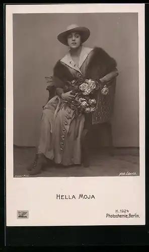 AK Schauspielerin Hella Moja mit Blumen auf Stuhl