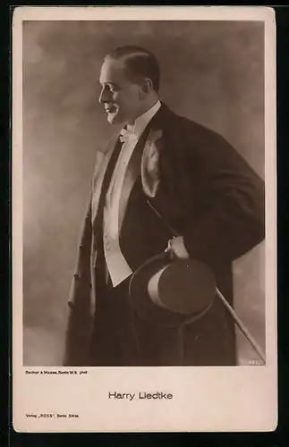 AK Schauspieler Harry Liedtke mit Hut in der Hand