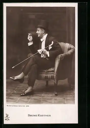 AK Schauspieler Bruno Kastner im Anzug mit Zigarette