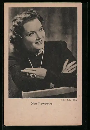 AK Schauspielerin Olga Tschechowa mit verschränkten Armen