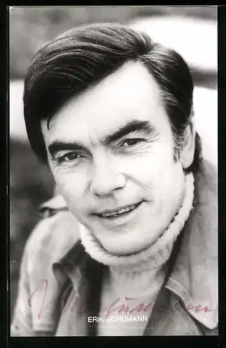 AK Schauspieler Erik Schumann mit freundlichen Lächeln, Autograph