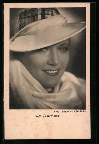 AK Schauspielerin Olga Tschechowa, mit einem Schal und einem Hut abgelichtet