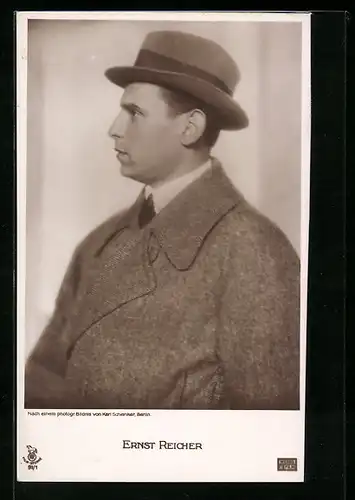 AK Schauspieler Ernst Reicher mit Hut im Mantel